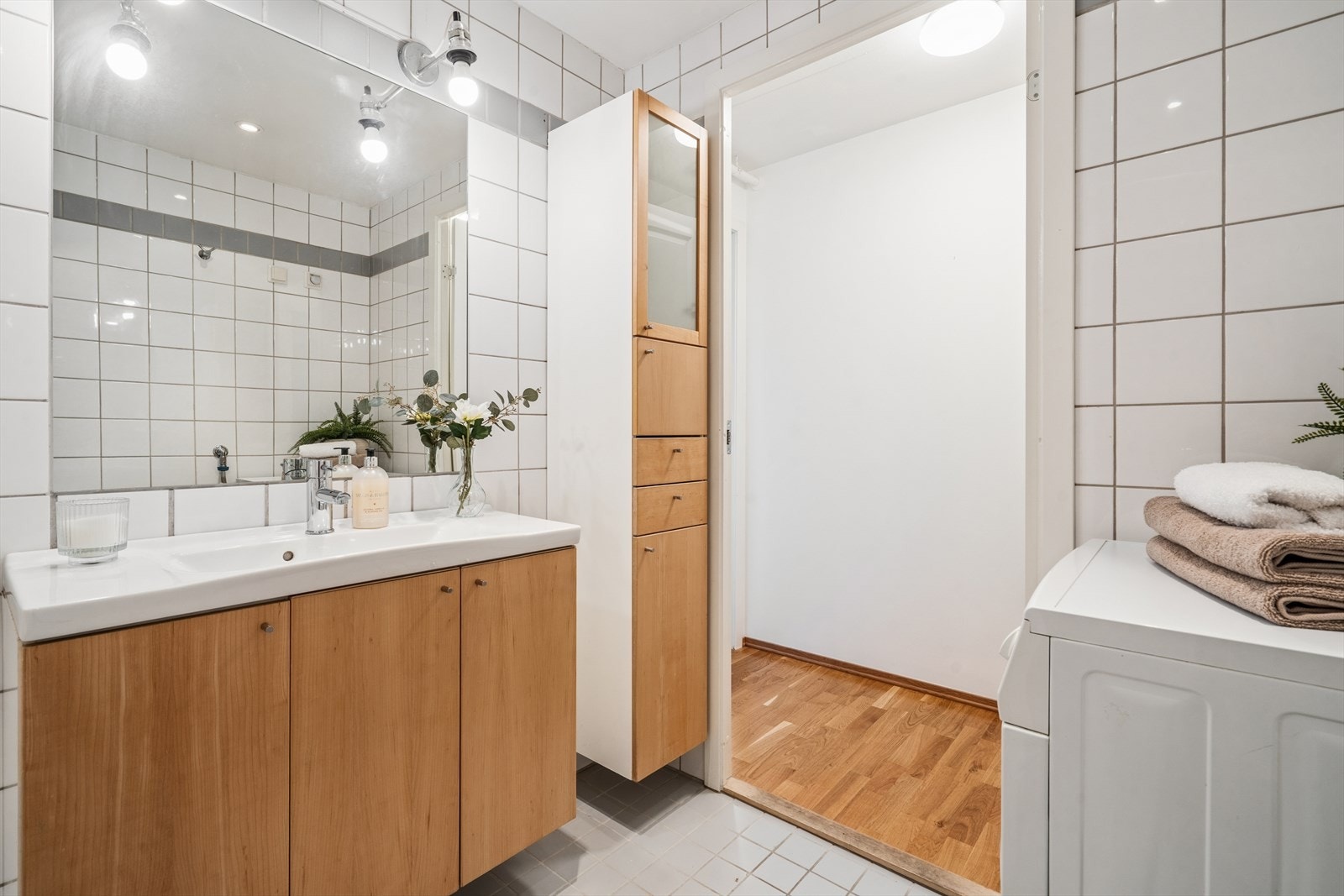 Badet er utstyrt med et klosett, servant med speil innfliset speil og dusj på gulv. Det er også opplegg for vaskemaskin og tørketrommel. Galleribilde