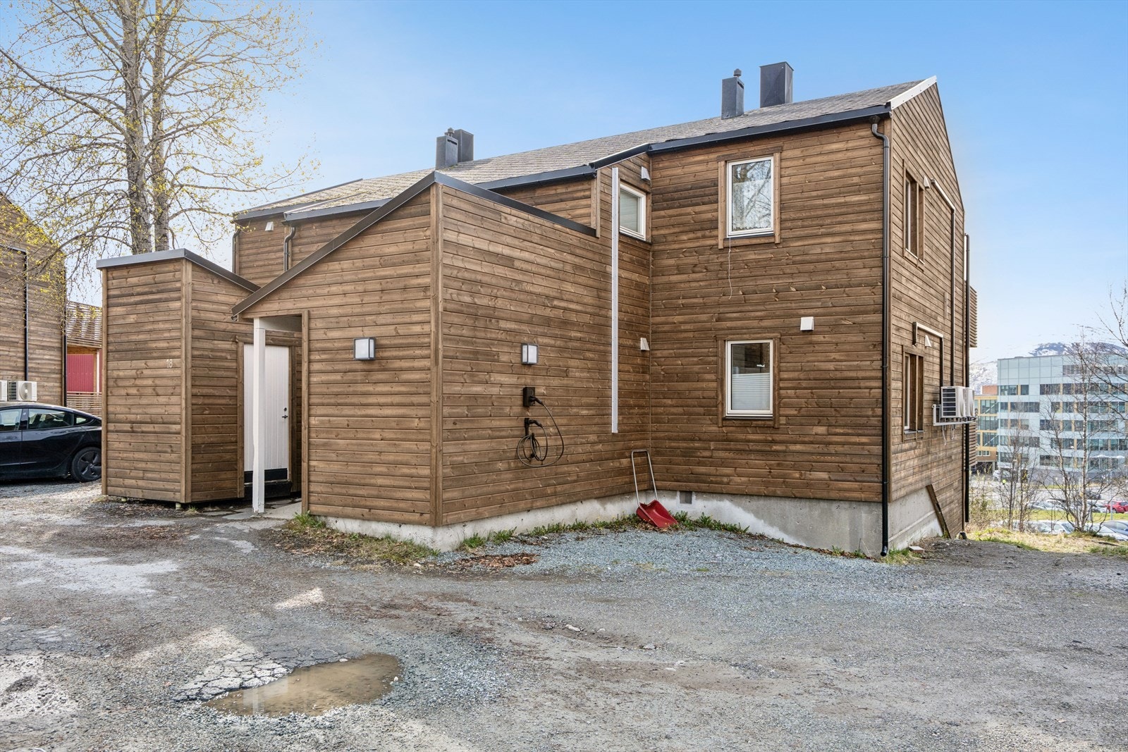 Bygget har fått et markant utvendig løft, med ny kledning, isolasjon, vinduer, ytterdører, varmepumper og store verandaer. Galleribilde