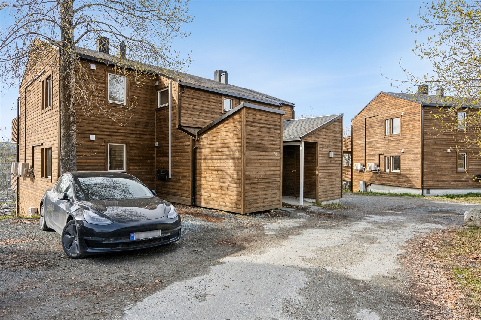 Det medfølger en utvendig parkeringsplass og en utvendig bod. Galleribilde