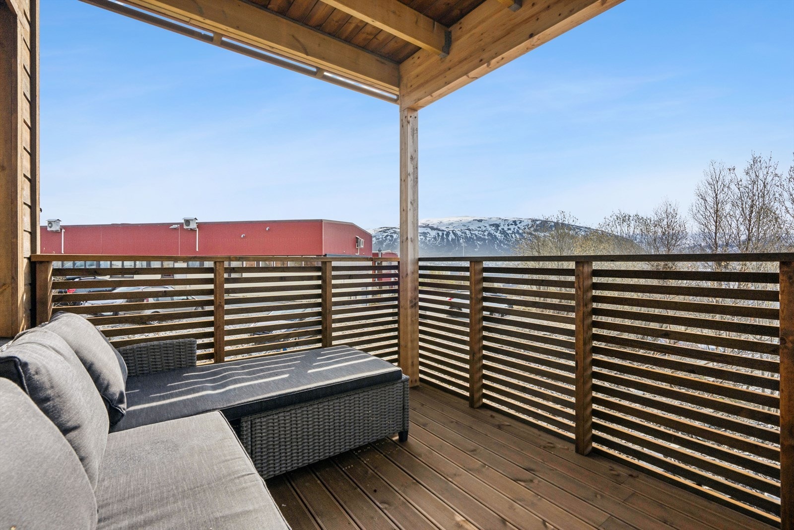 Verandaen er sørvendt og har god plass til en sittegruppe. Galleribilde
