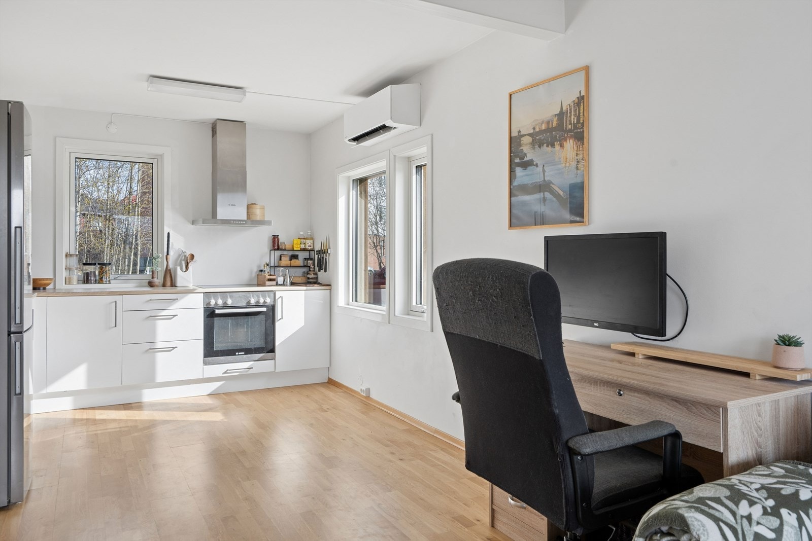 Det er installert varmepumpe på vegg. Galleribilde