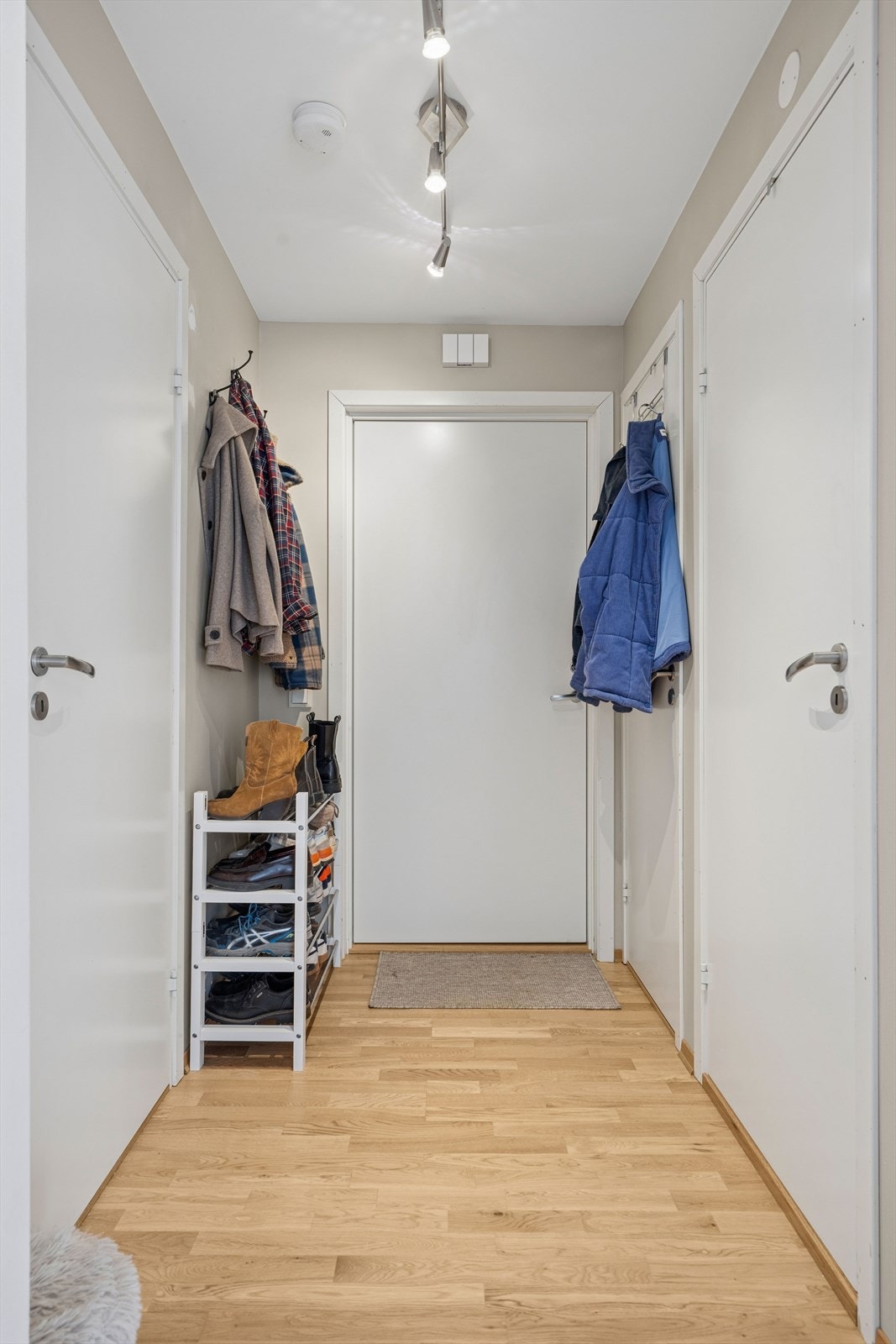 Entré med plass til yttertøy. Leiligheten har også en praktisk innvendig bod. Galleribilde