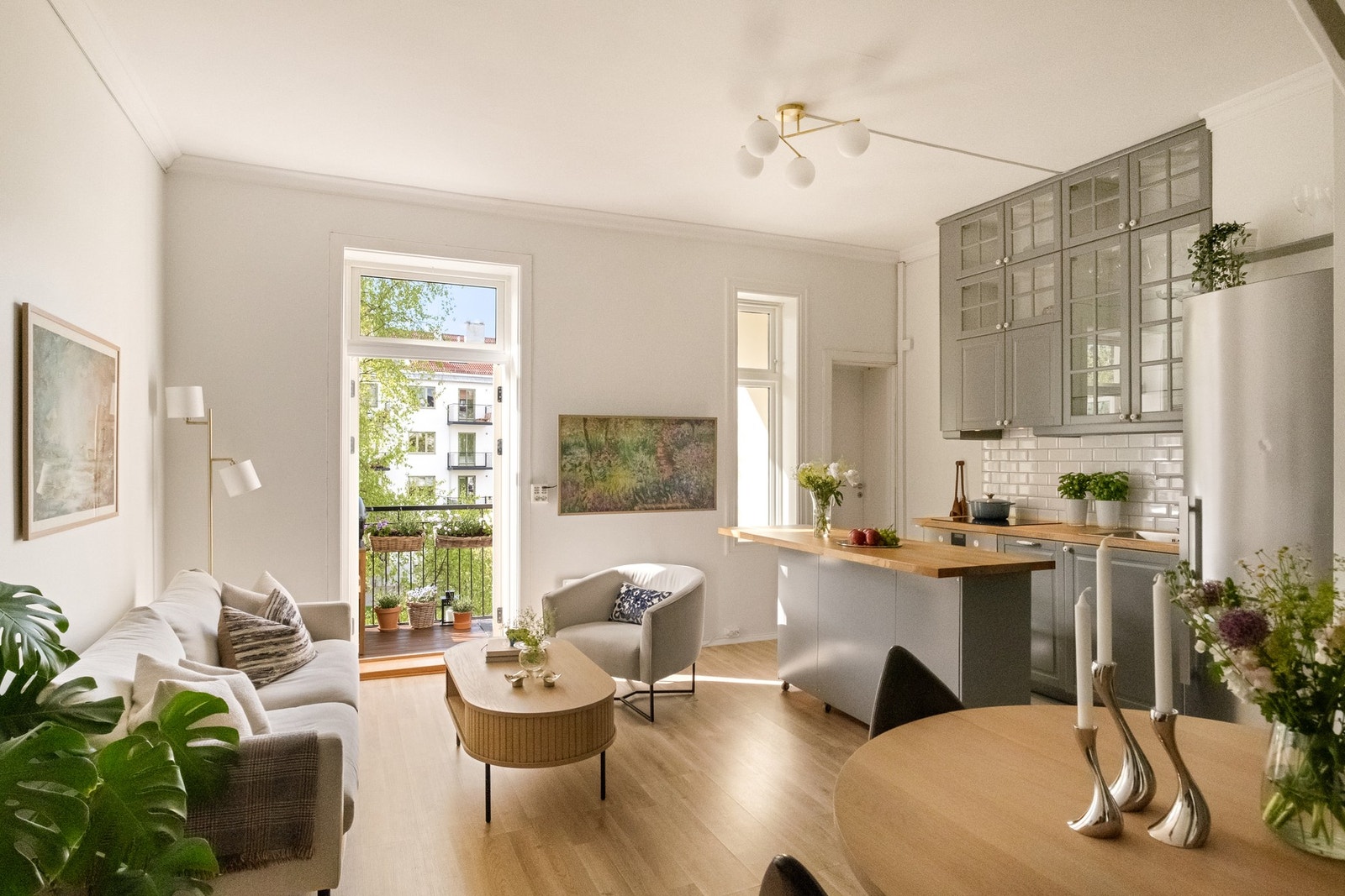 Stuen får rikelig med naturlig dagslys fra vestvendte vindusflater. Galleribilde