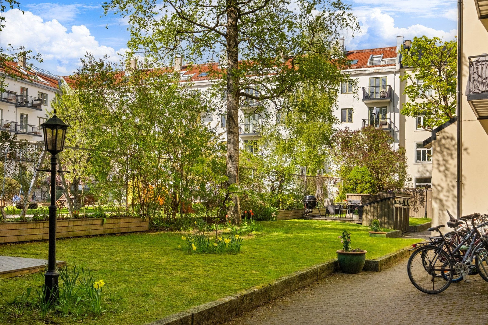 Det er sykkelparkering i det nydelige gårdsrommet. Galleribilde