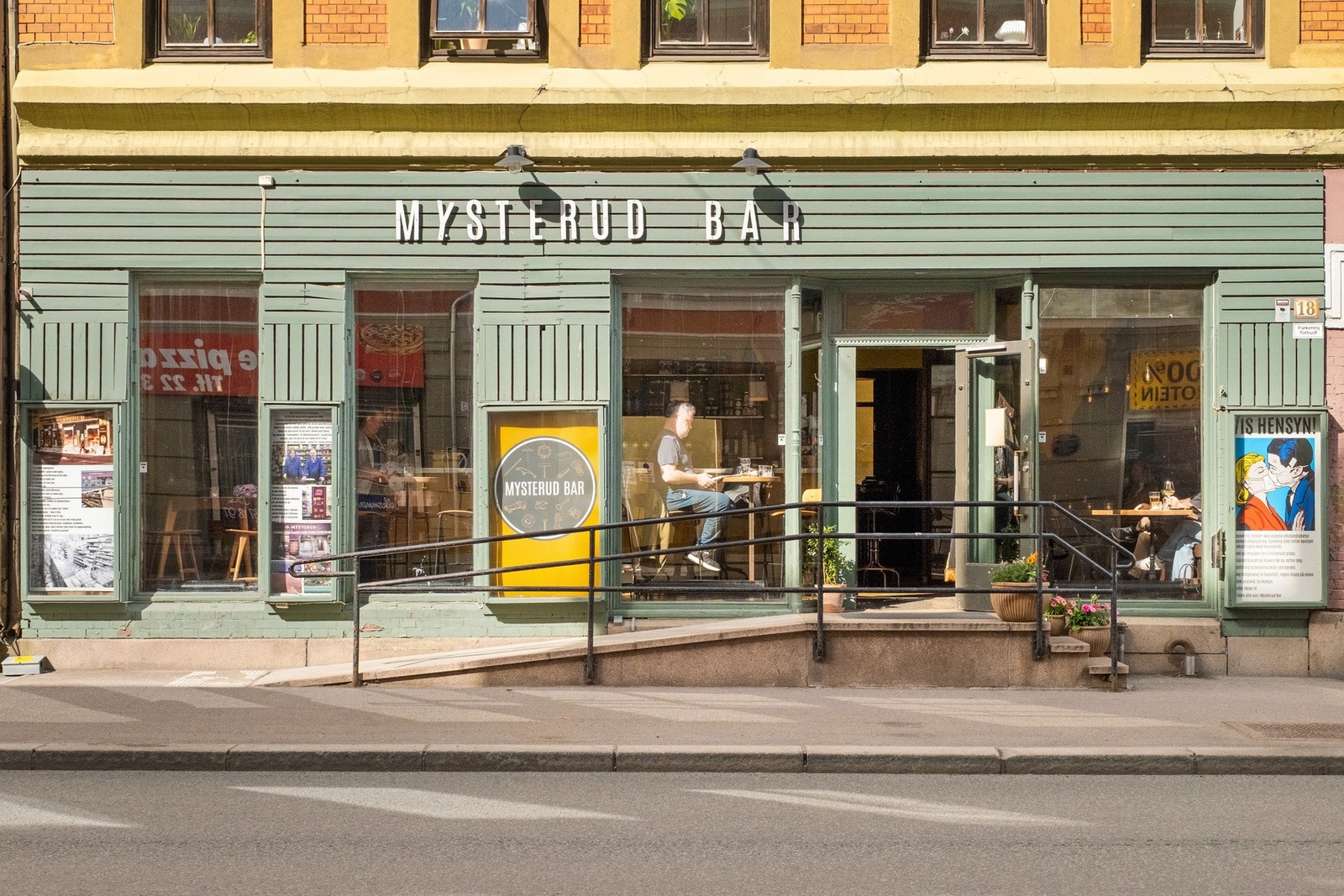 Mysterud bar - et av de mange, populære "vannhullene" på Sagene. Galleribilde