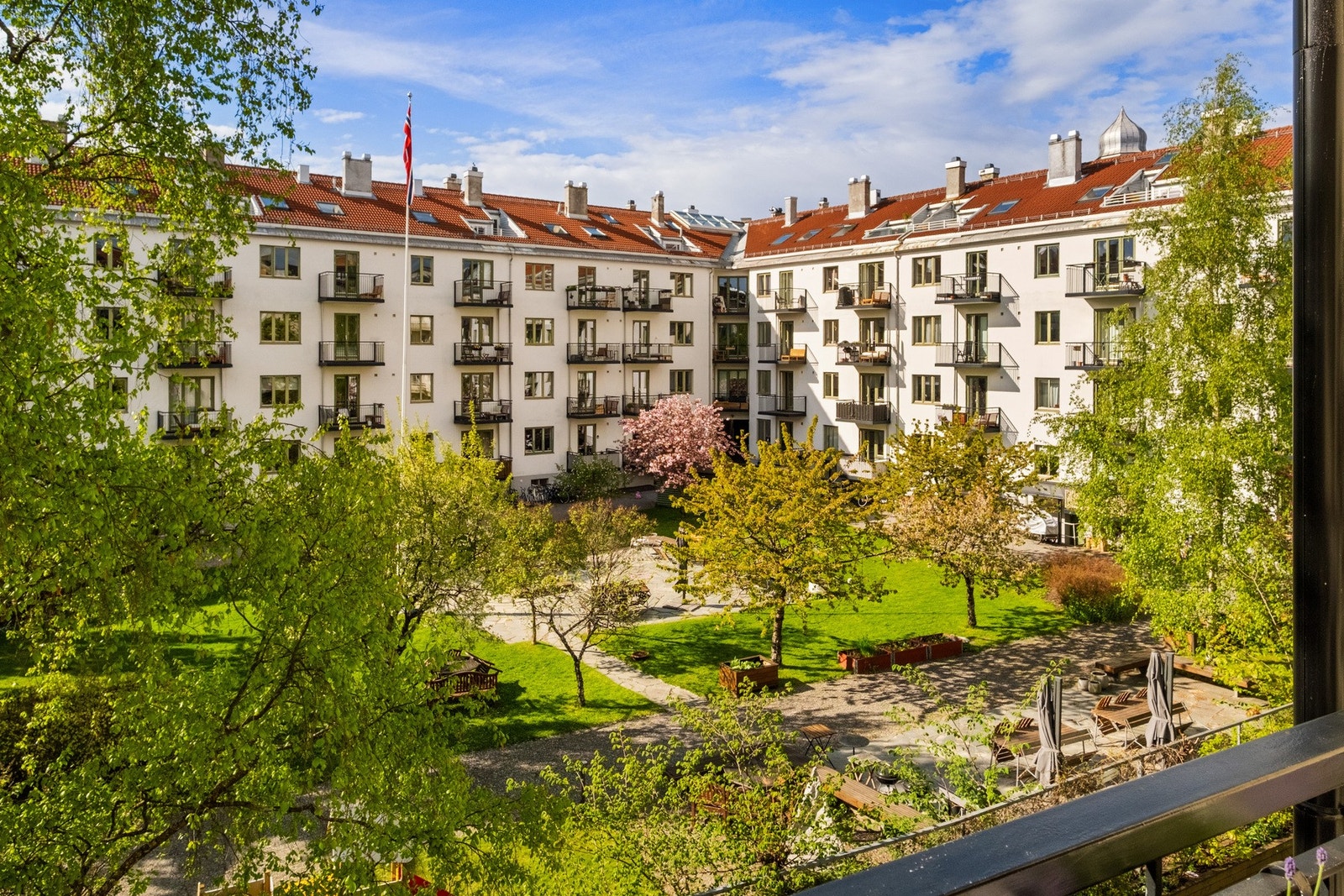 Det skjermede gårdsrommet er parkmessig opparbeidet. Galleribilde