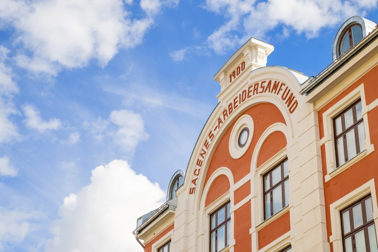 Sagene arbeidersamfunds hus ble bygget i årene 1899-1900, og er en viktig del av den arkitektoniske reisen man kan ha i området. Galleribilde