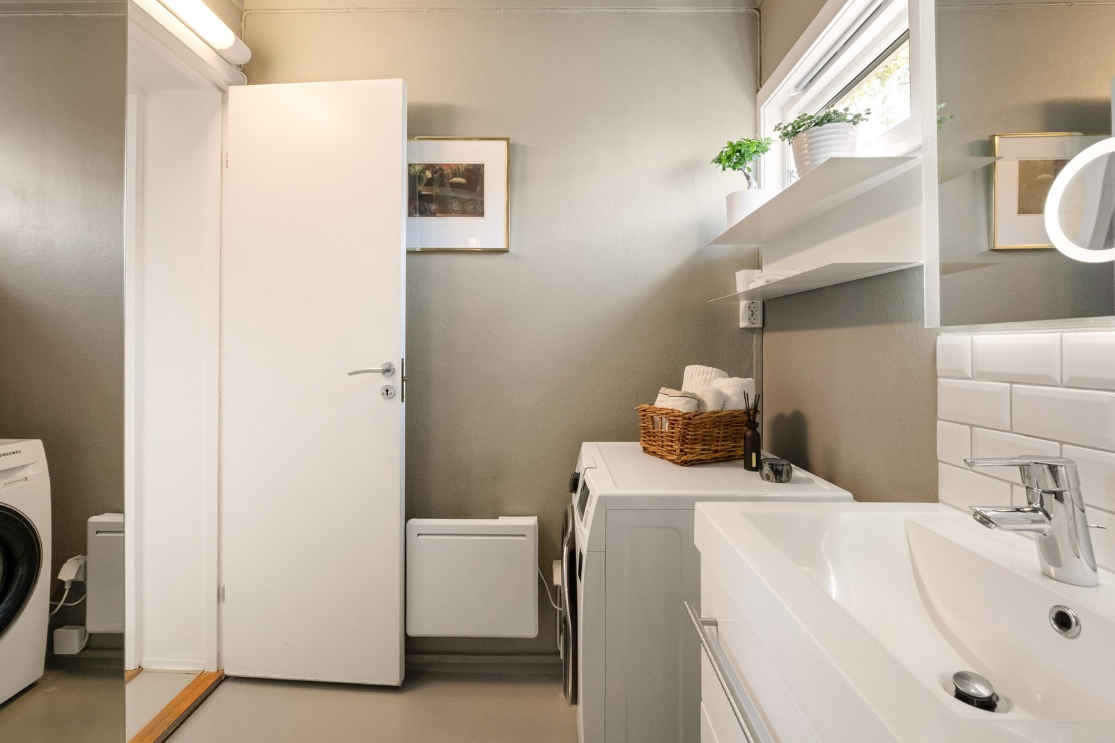 Vinduet på badet gir godt lys i rommet og enkel mulighet for lufting. Galleribilde