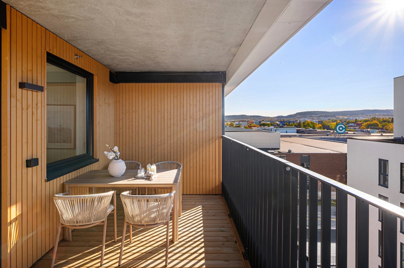 Her har man god plass til både sofagruppe, grill og annet ønsket møblement. Galleribilde