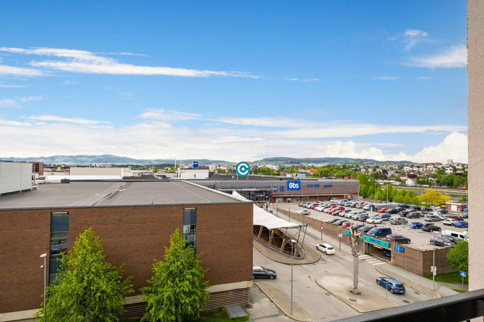 Svært sentral beliggenhet - kun et steinkast unna City Lade, Trondheims største kjøpesenter med alt du trenger av butikker, spisesteder og servicetilbud. Galleribilde