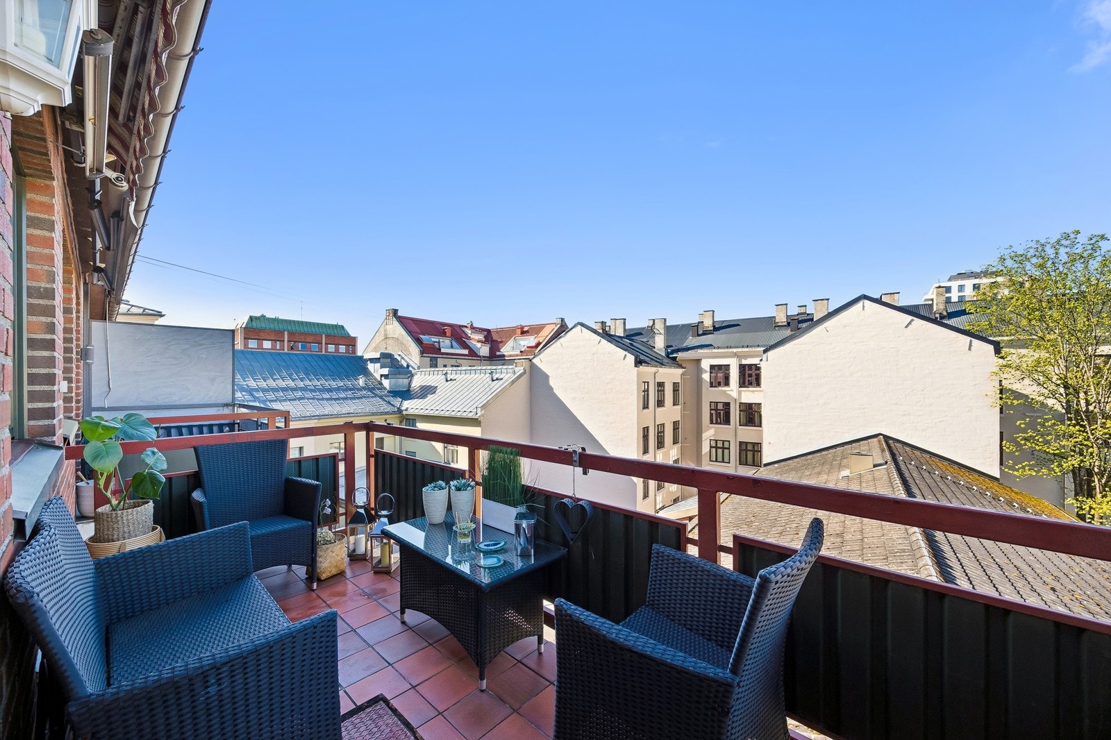 Fra stuen er det utgang til solrik balkong. Galleribilde