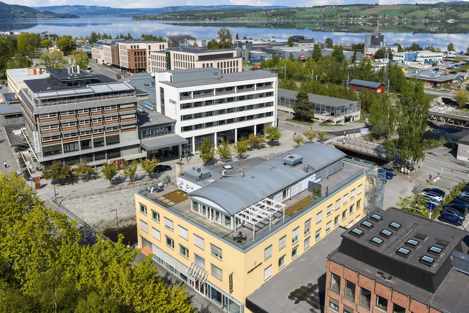 Leiligheten har en usjenert beliggenhet på toppen av bygget. Galleribilde