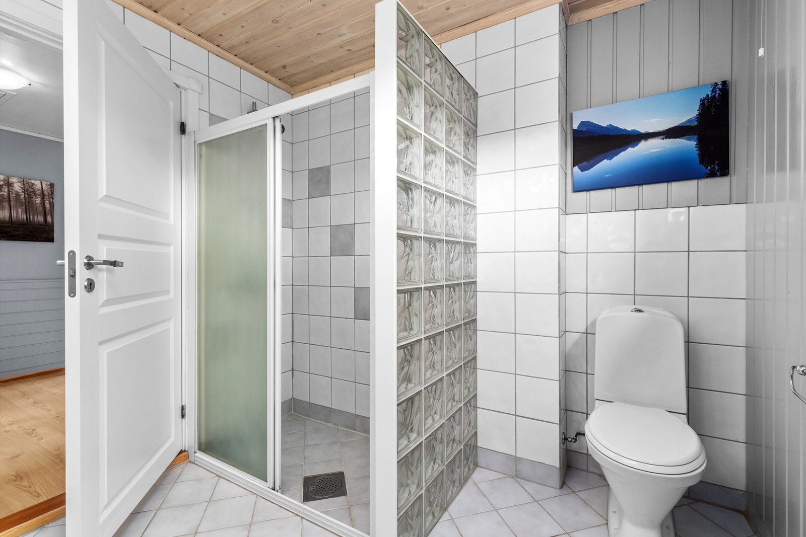 Pent flislagt bad Galleribilde