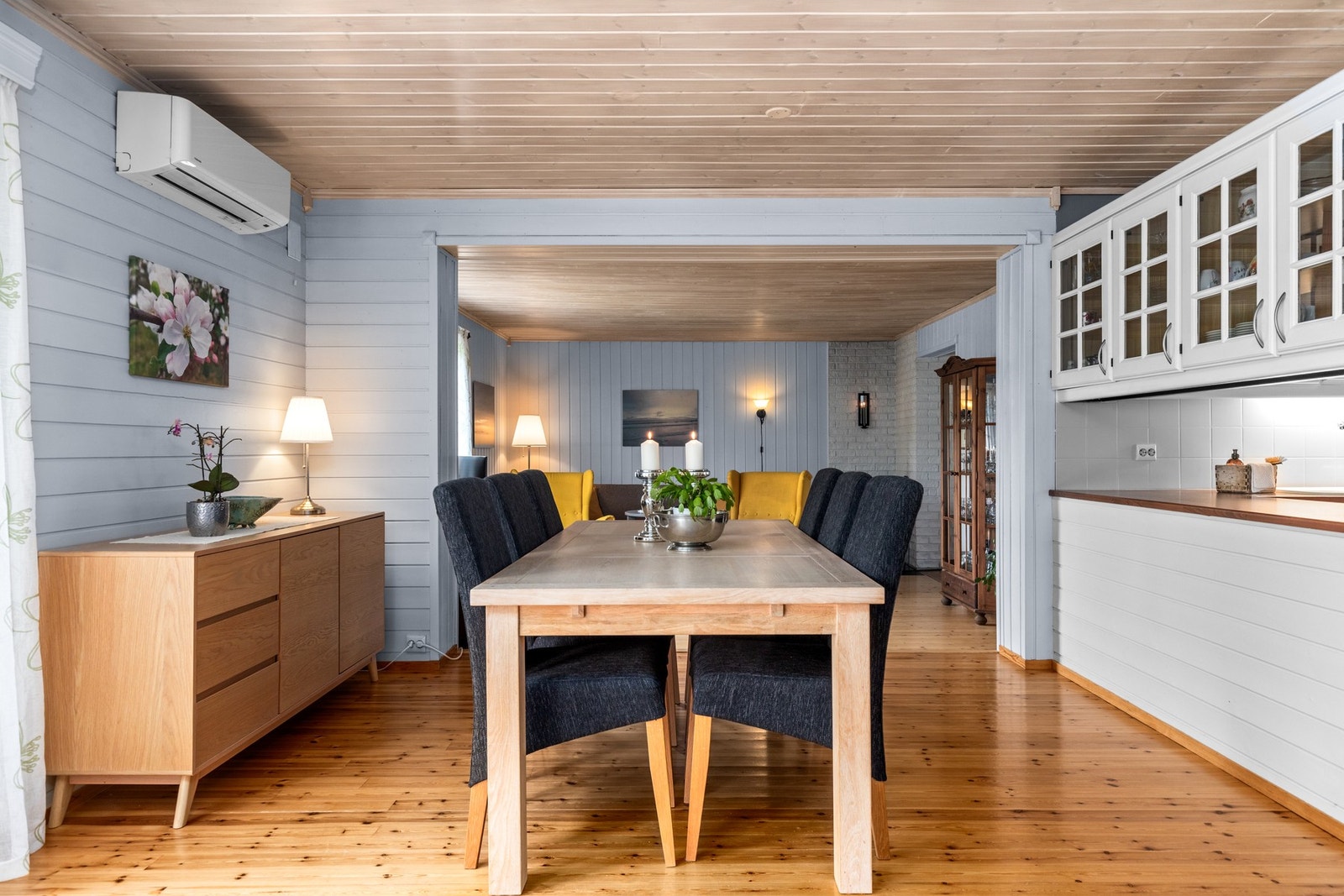 Her er det plass til hele familien ved bordet Galleribilde