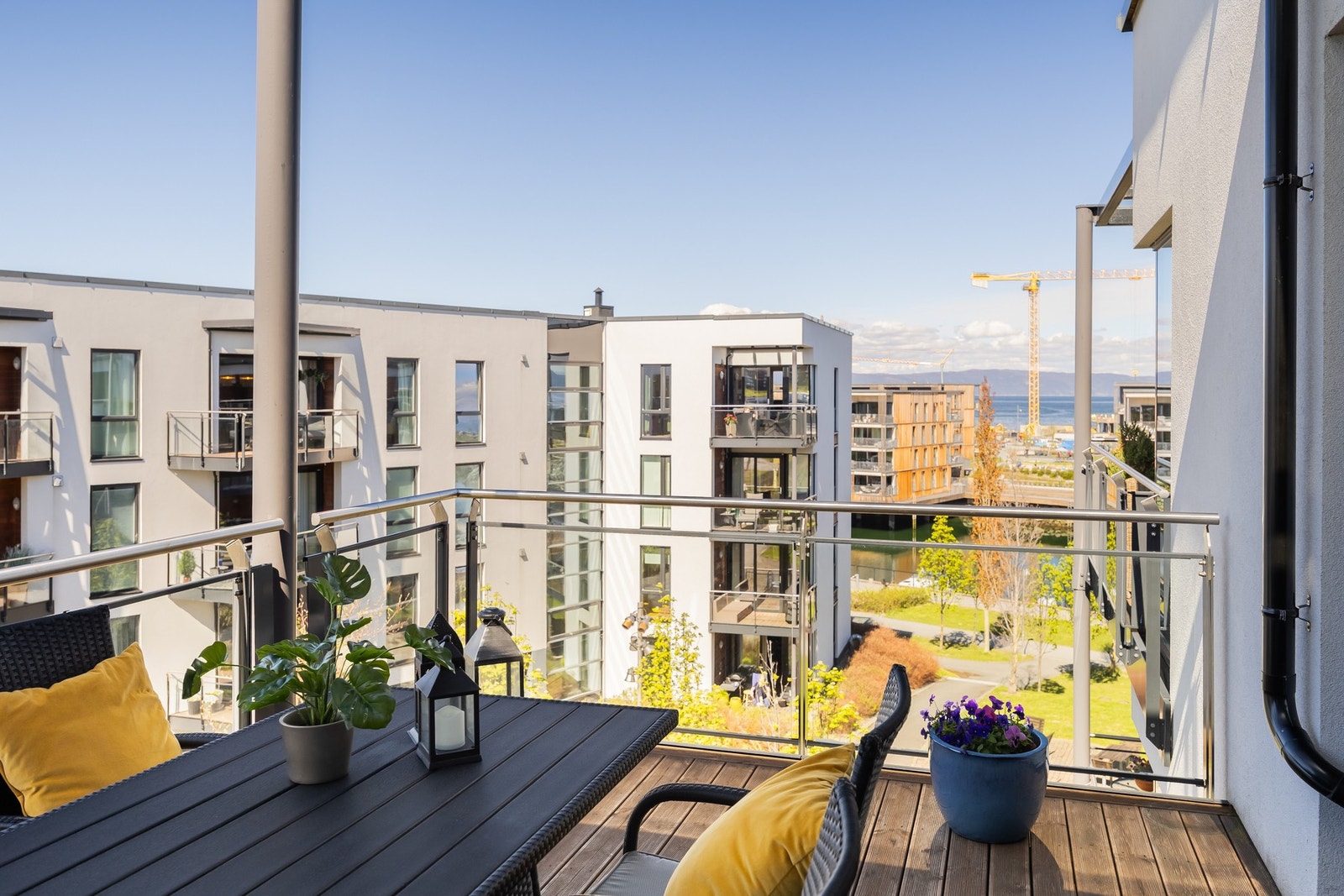 Lekker 2-roms selveierleilighet i toppetasje på Grilstad Marina. Leiligheten har byggeår i 2015 og har et areal på 59m² BRA. Galleribilde