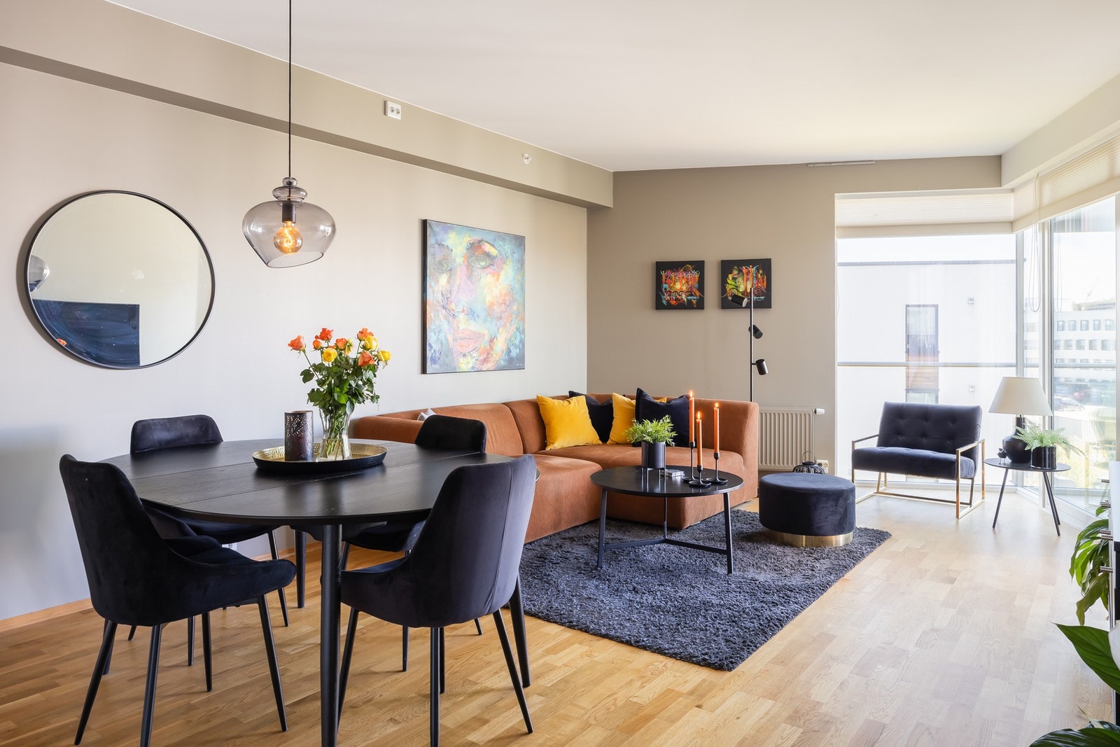 Stue og kjøkken i åpen løsning med areal på ca. 24,6m². Galleribilde