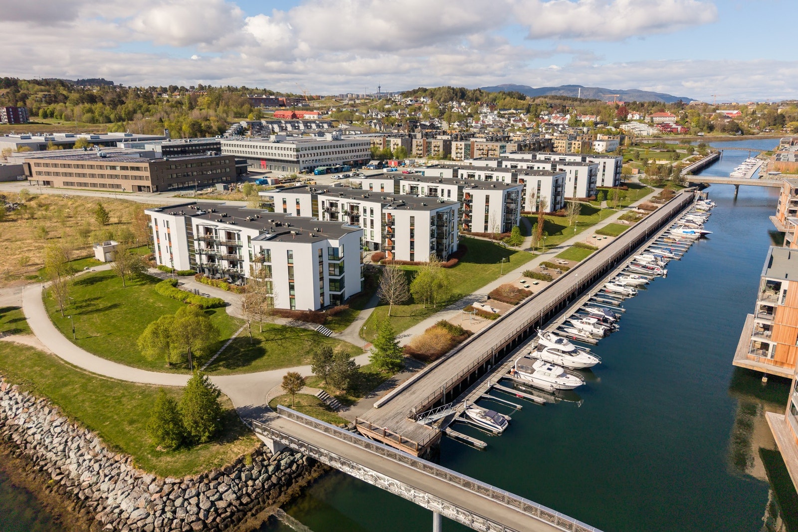 Leiligheten ligger fint plassert med nærhet til kanalen, promenader, badestrand, treningssenter, buttikk, restaurant og parkmessig opparbeidete grøntarealer. Galleribilde