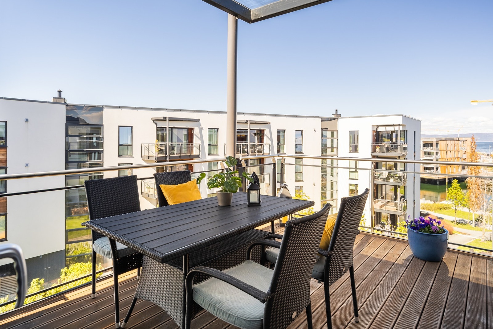Fra stuen er det direkte tilgang til en romslig veranda på ca. 13m². Galleribilde
