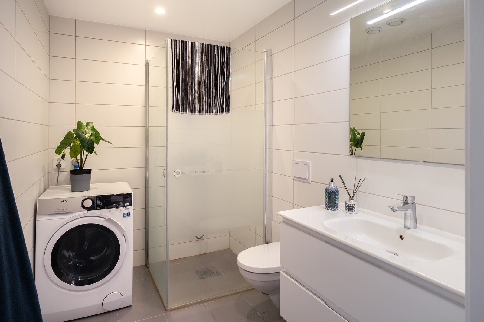 Badet er på ca. 4,6m² med flisbelagt gulv og vegger. Varmekabler i gulv. Galleribilde