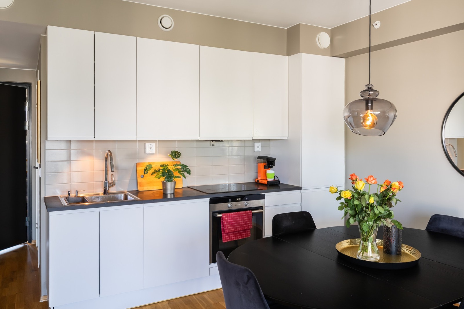 Kjøkkeninnredningen er utstyrt med kjøl- og fryseskap, oppvaskmaskin, platetopp og stekeovn. Galleribilde