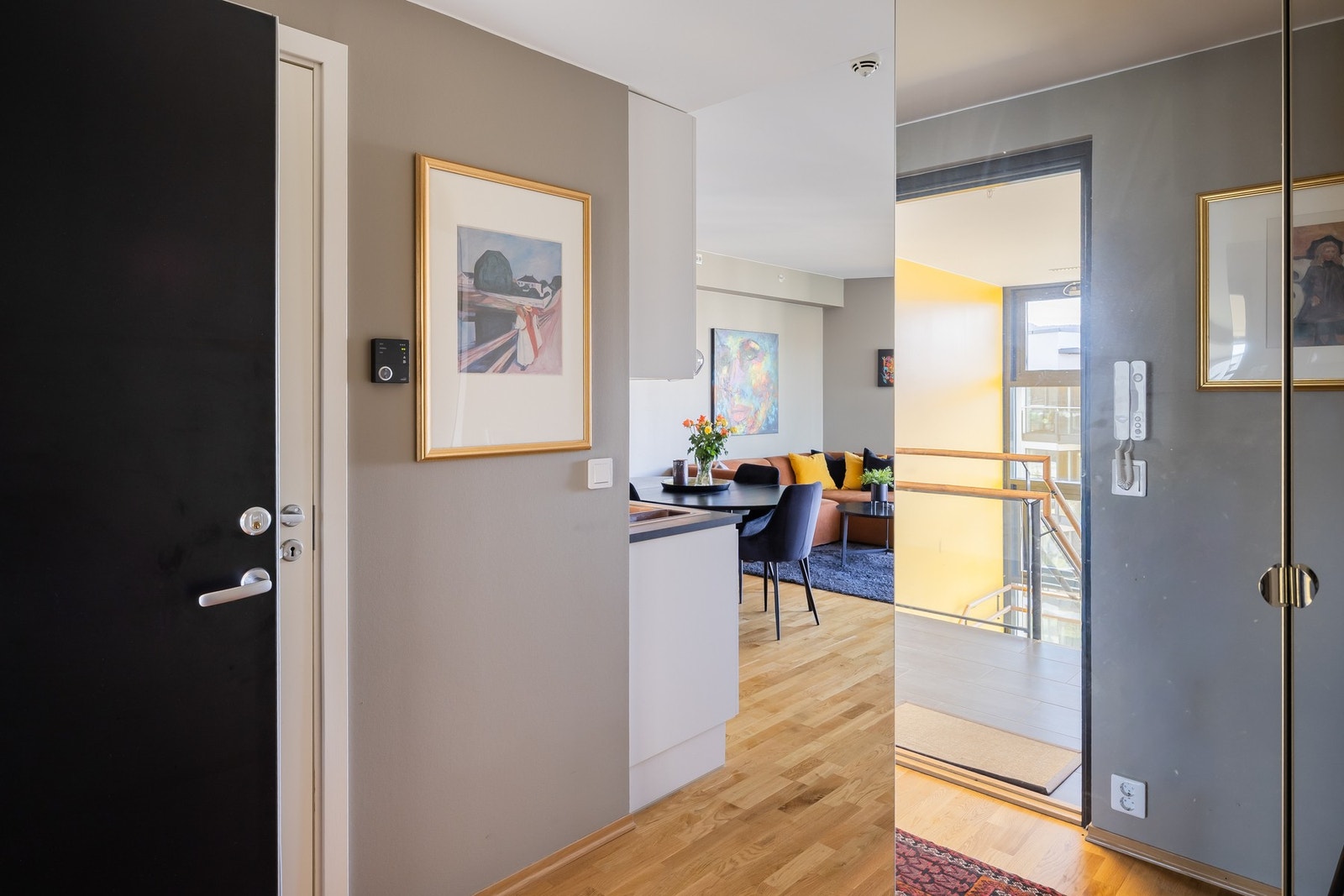 Man kommer inn til en gang/entré på ca. 5m². Galleribilde