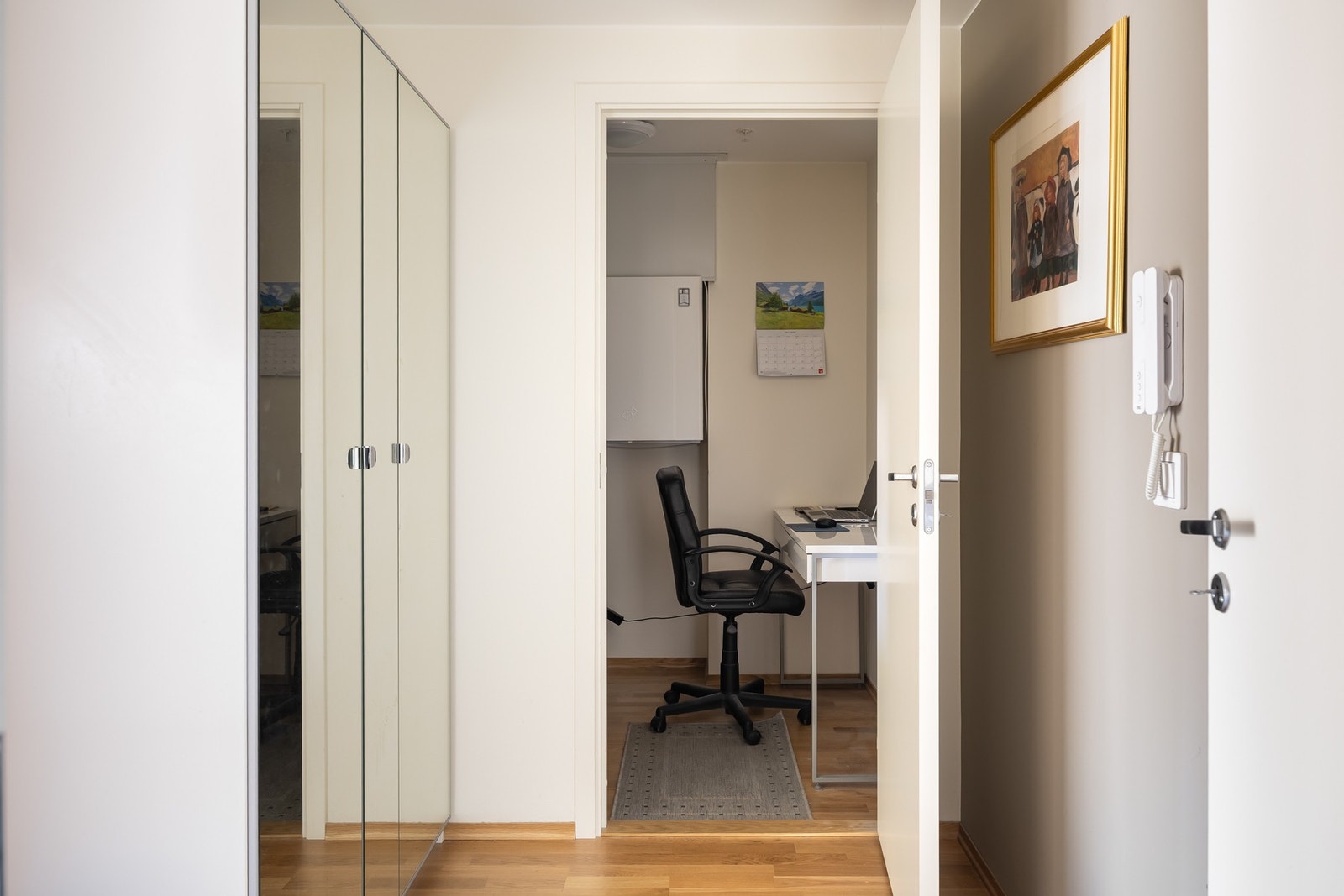 Leiligheten har en praktisk innvendig bod på 3,3m² som selger har benyttet til kontor. I tillegg en bod i kjelleren på ca. 5m². Galleribilde