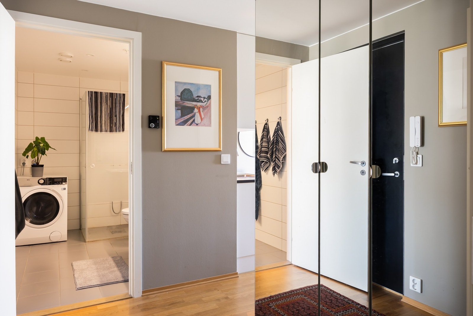 Gangen er utstyrt med garderobeskap. Galleribilde