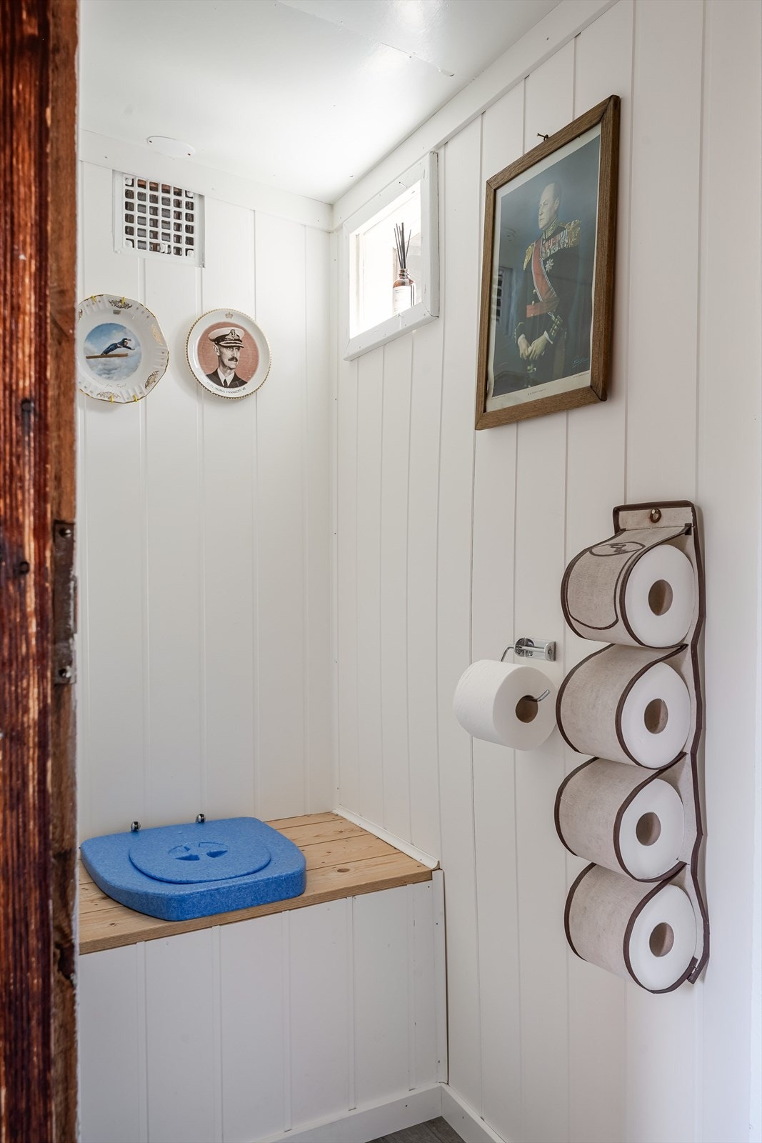 Frittstående uthus med blant annet utedo. Galleribilde
