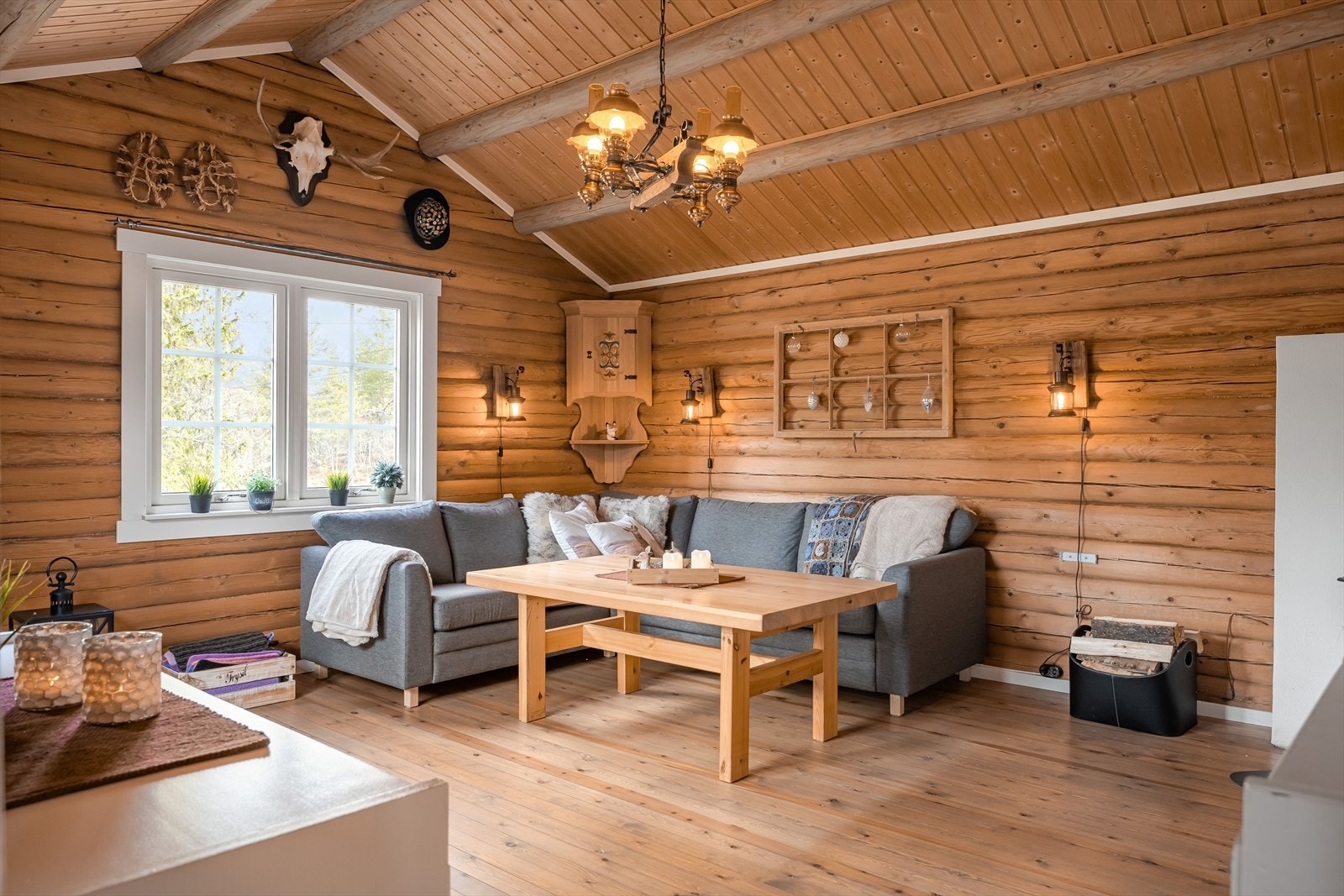 Vinduer med isolerglass ble montert i 2018 og det ble etablert ny taktekking i 2014. Galleribilde