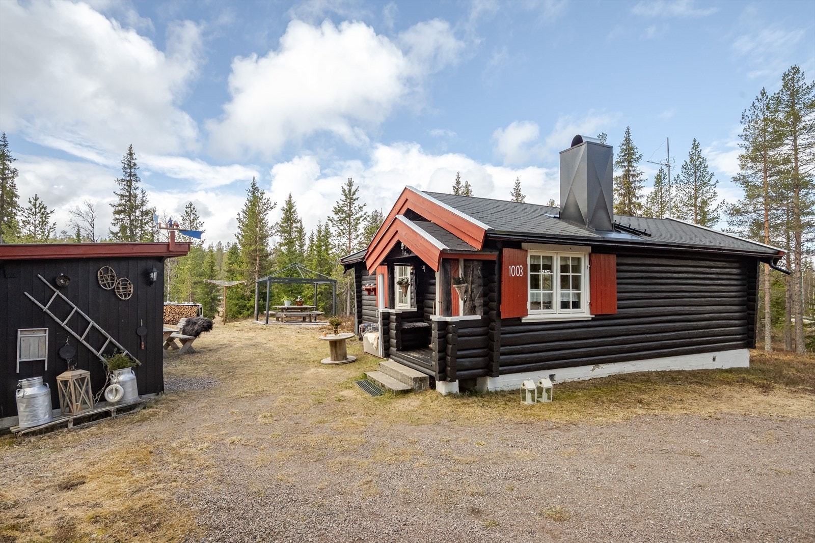 Fra eiendommen er det ca. 20 minutter til Trysilfjellet og Trysil sentrum. Nærmeste dagligvare ligger i Jordet sentrum, ca. 10 min fra eiendommen. Galleribilde