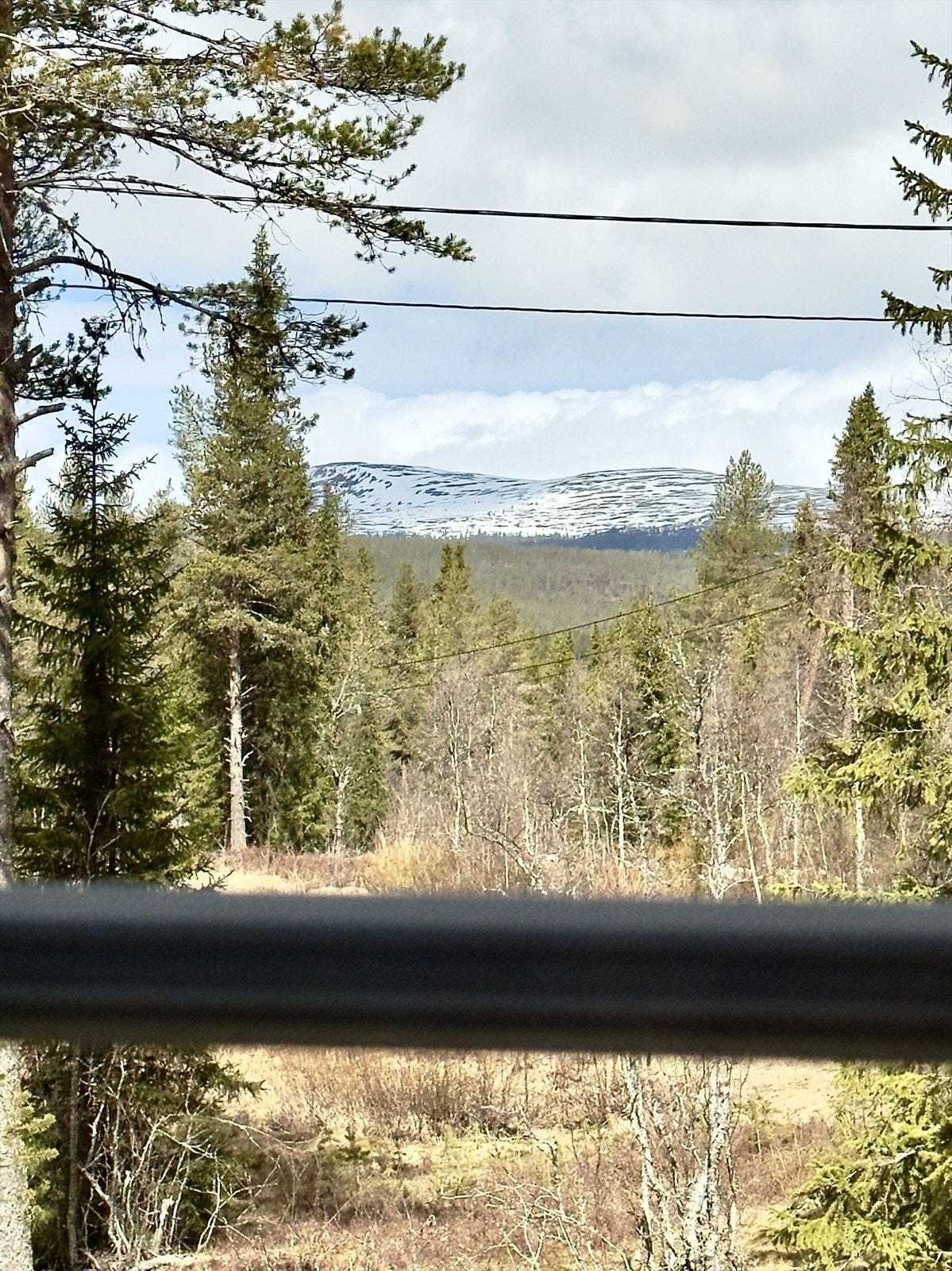 Det er noe utsikt fra eiendommen mot nærliggende fjell. Galleribilde