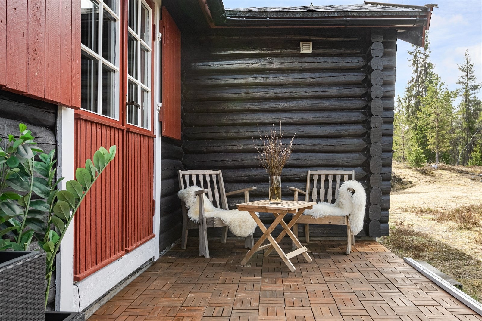 Fra stuen er det utgang til en solrik terrasseplatting. Galleribilde