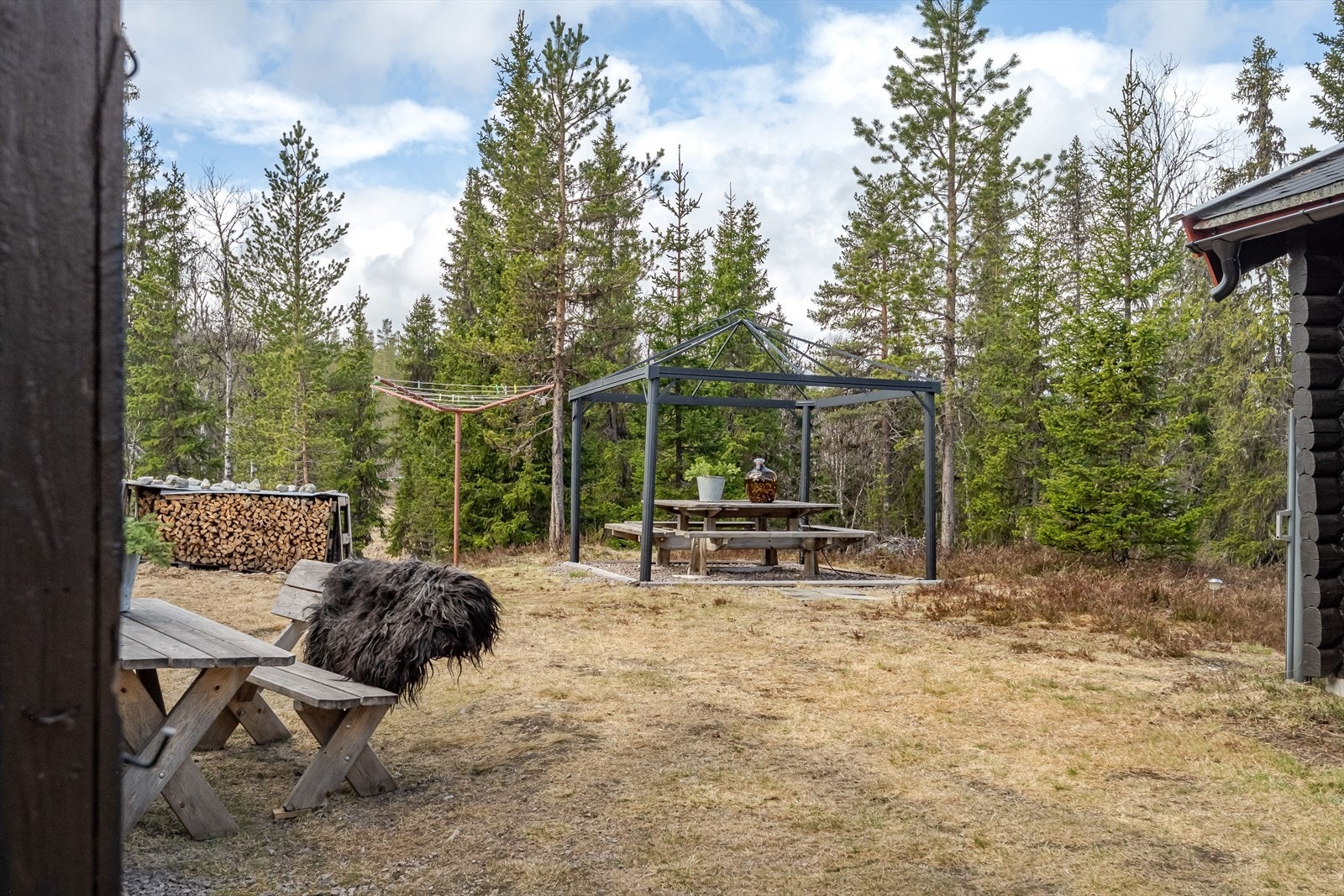 Tomten har en sydvendt og solrik beliggenhet og det er blant annet etablert et uteområde med sittebenk og pergola. Galleribilde