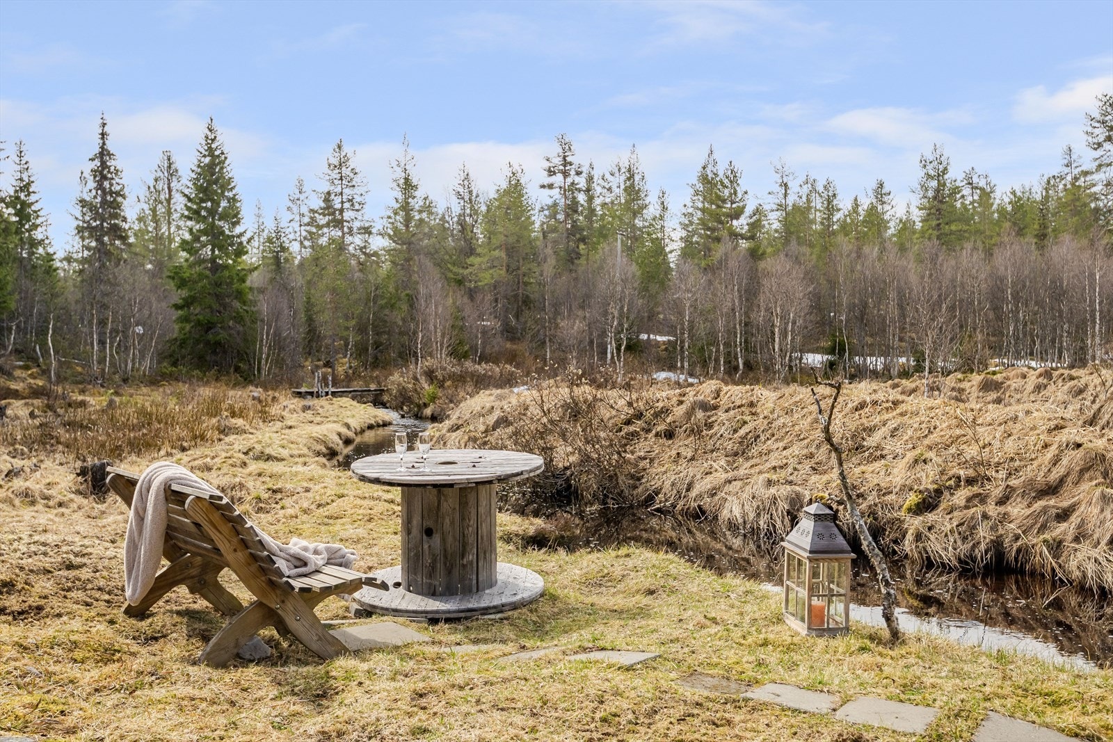 Idyllisk og koselig uteområde ved bekken. Her kan man virkelig nyte stillheten og naturen! Galleribilde