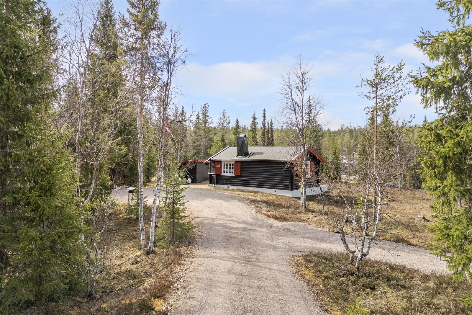 Det er bilvei helt inn og godt med parkeringsplass på egen eiendom. Galleribilde