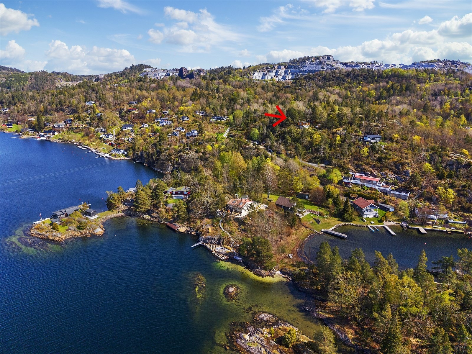 Hytta ligger høyt og usjenert til med flott utsikt og meget gode solforhold Galleribilde
