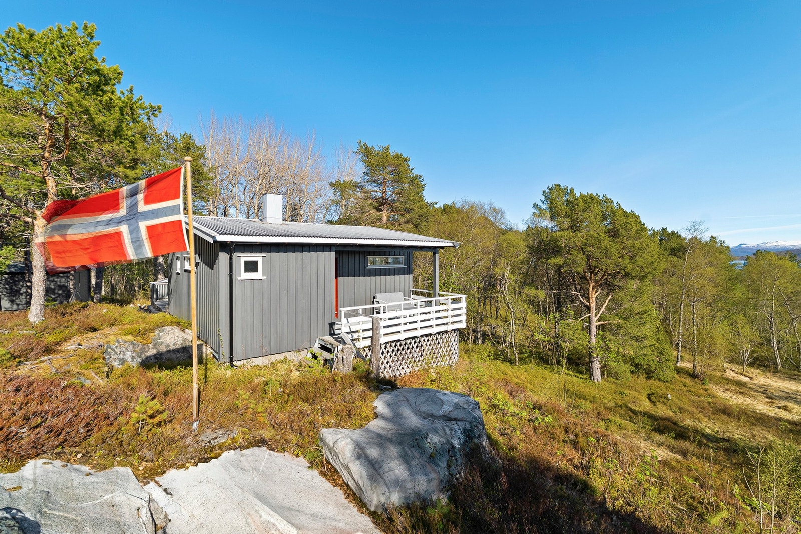 Hytta er plassert høyt og fritt i terrenget, med gode utsiktsforhold. Galleribilde
