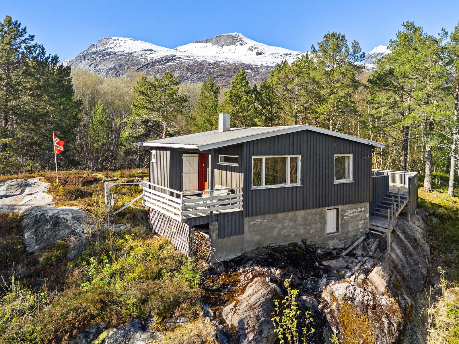 Hytten ligger på høydedrag med flott utsikt og meget gode lys og solforhold. Nærhet til flotte Mjønesfjellan og Sagelva med strand. Galleribilde
