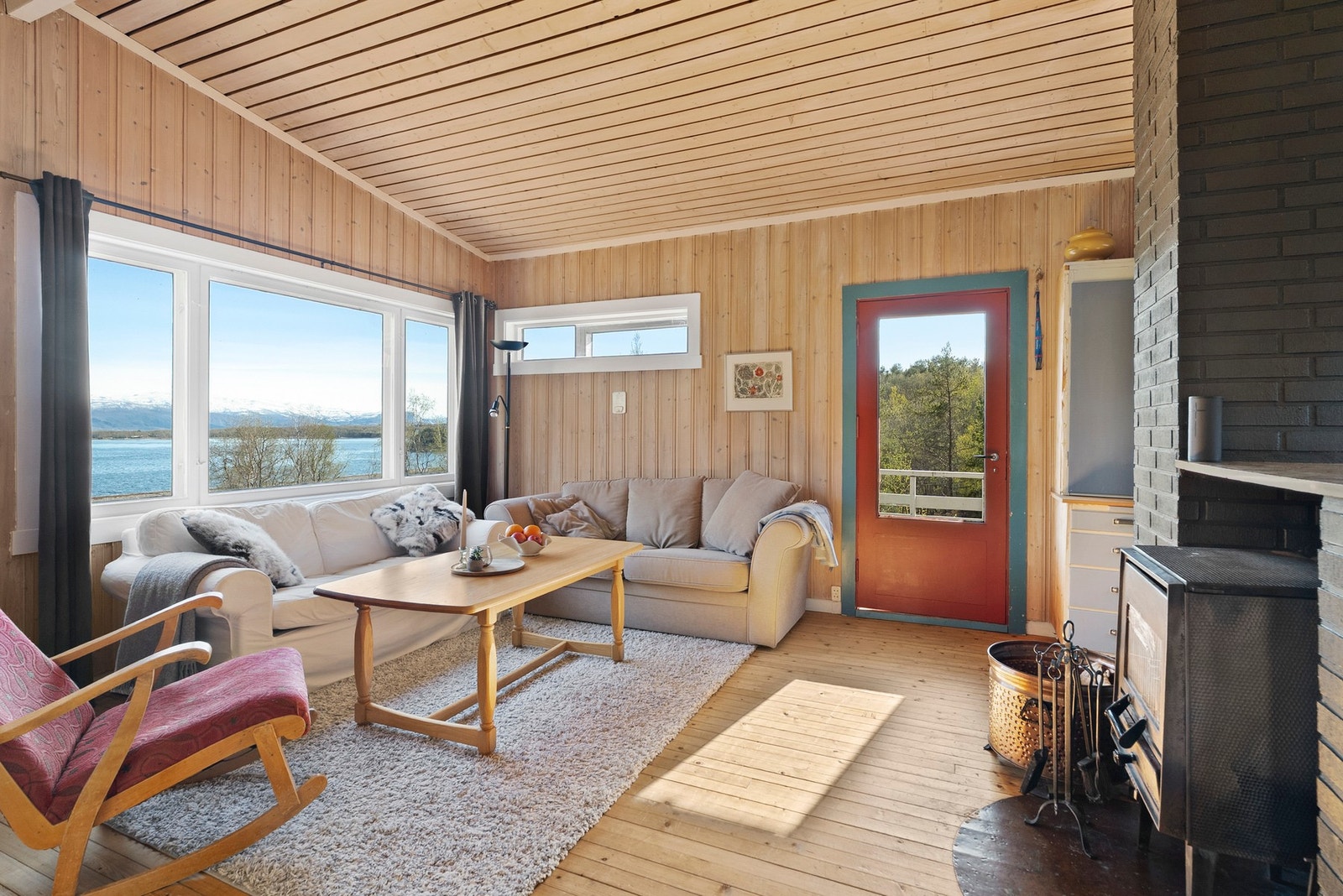 Fra stuen er det utgang til en av hyttas terrasser. Galleribilde