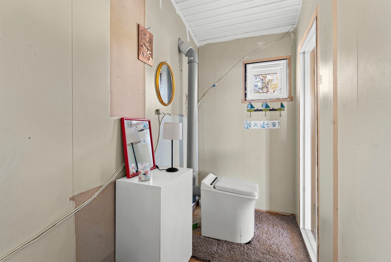 Toalettrom utstyrt med forbrenningstoalett. Galleribilde