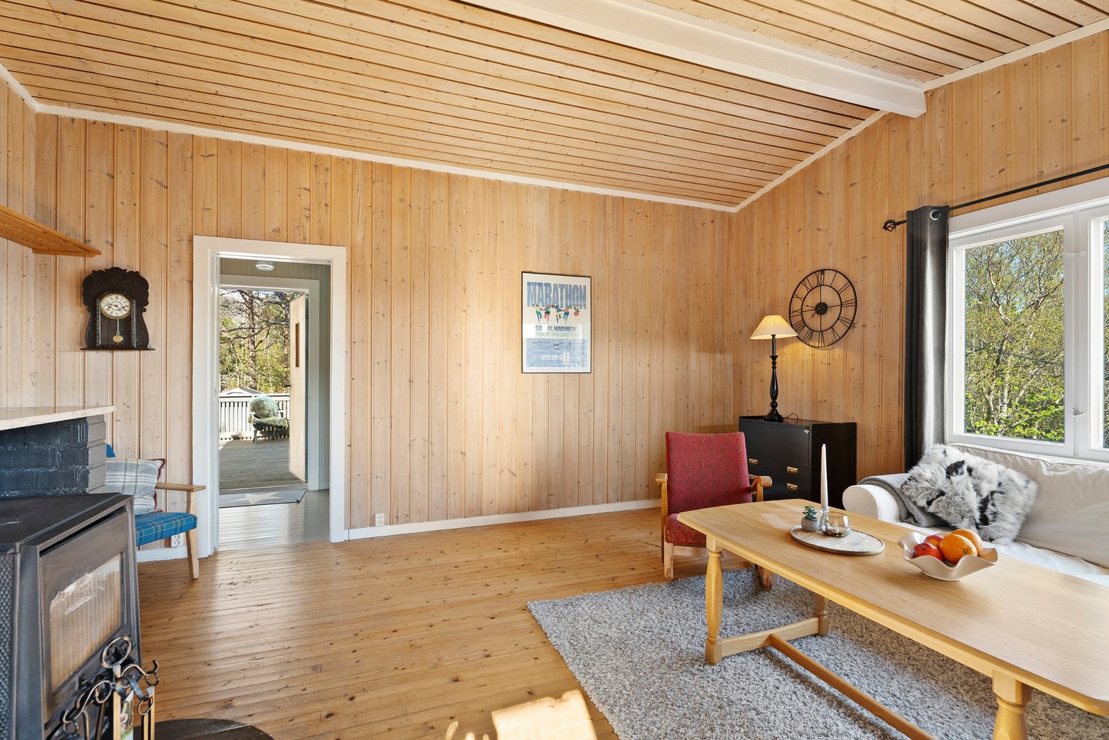 Hytta har en arealeffektiv planløsning og fin takhøyde i stua. Galleribilde