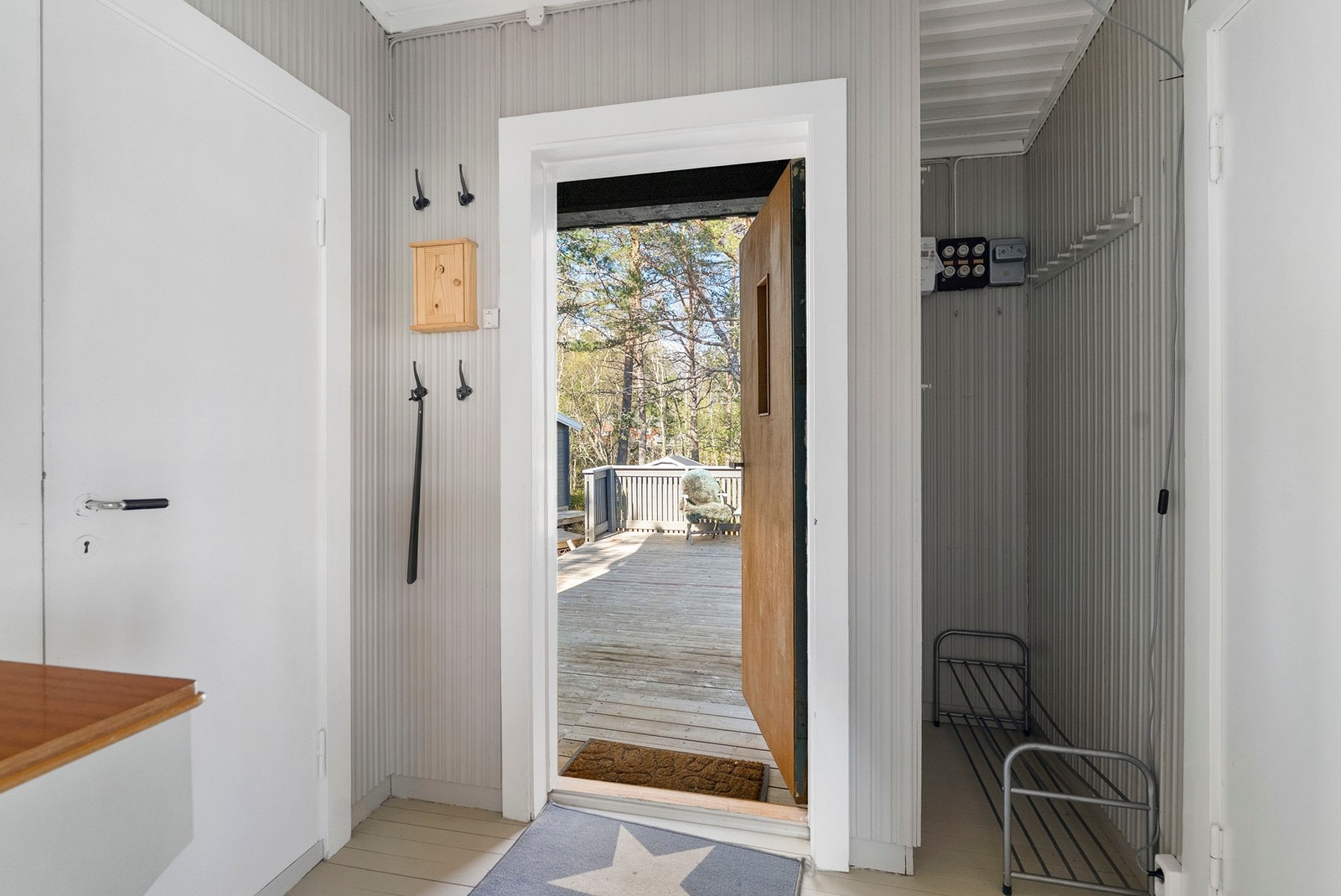 Entré med plass til yttertøy og sko. Sikringsskapet er plassert her. Galleribilde