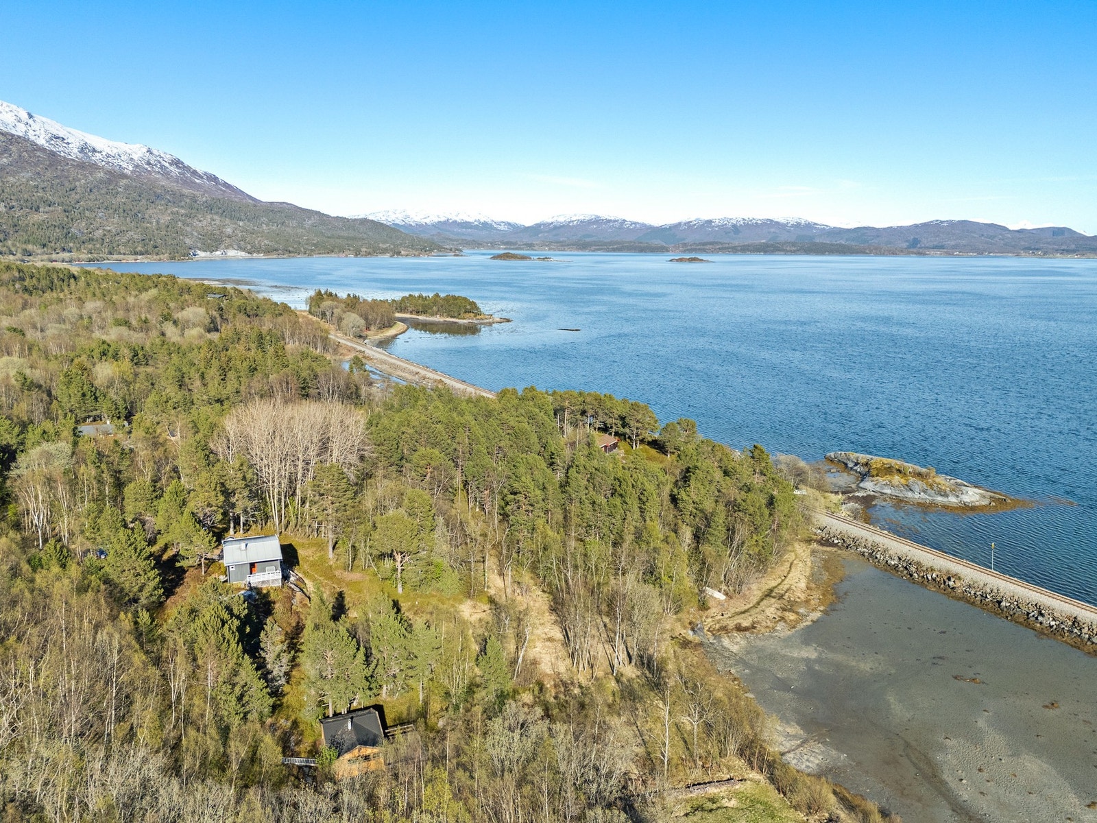 Beliggenhet ved sjøen med umiddelbar nærhet til fjæra og vanndam som selger har benyttet til bading, vannsport mm. Galleribilde