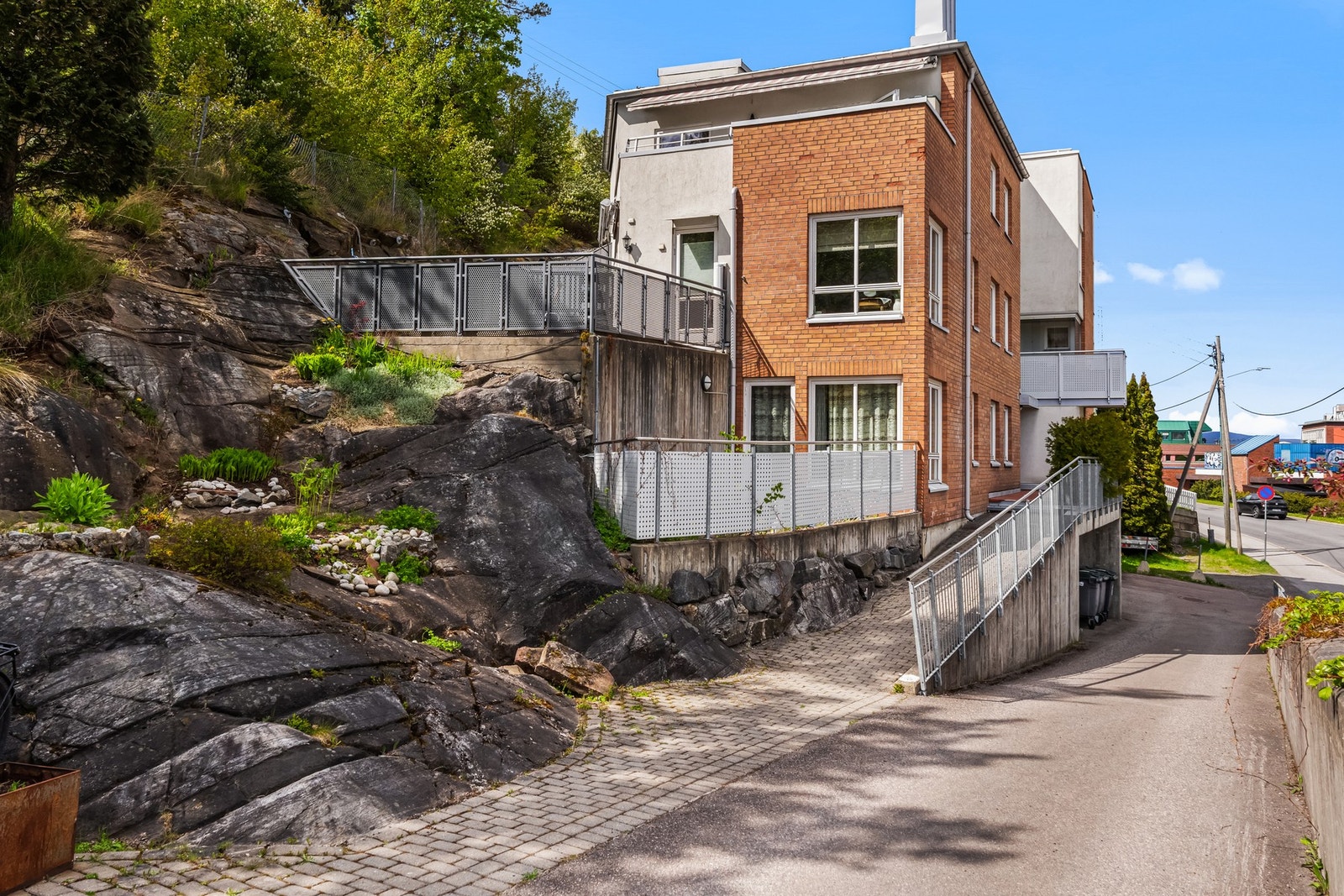 Enkel adkomst til leilighet via hoveddør og heis opp eller via heis direkte fra garasjekjeller Galleribilde