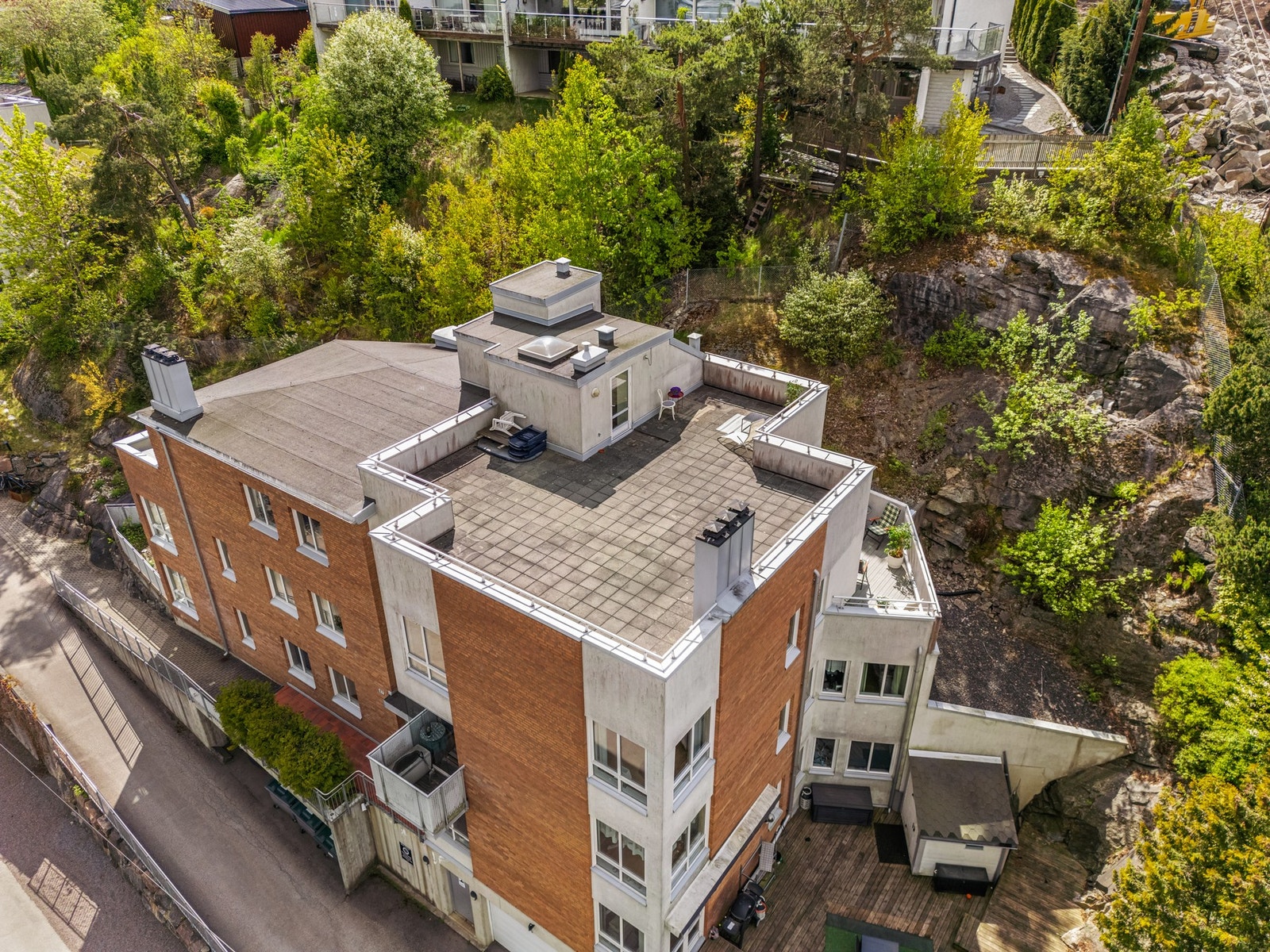 Det er felles takterrasse med ekstremt gode solforhold og god plass for møblering. Her er det perfekt å arrangere bursdager på sommerhalvåret Galleribilde