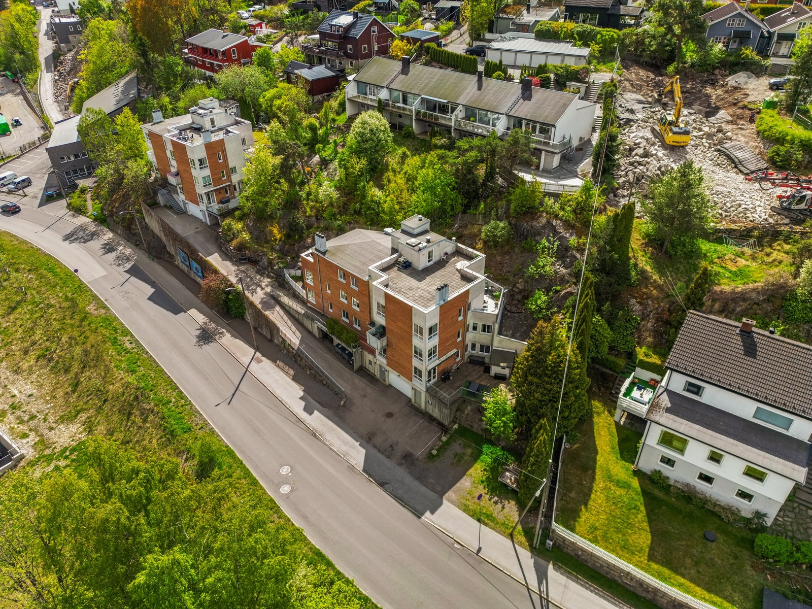 Det er enkel adkomst til garasjen via elektrisk port. Det er også 2 gjesteplasser til boligblokken Galleribilde