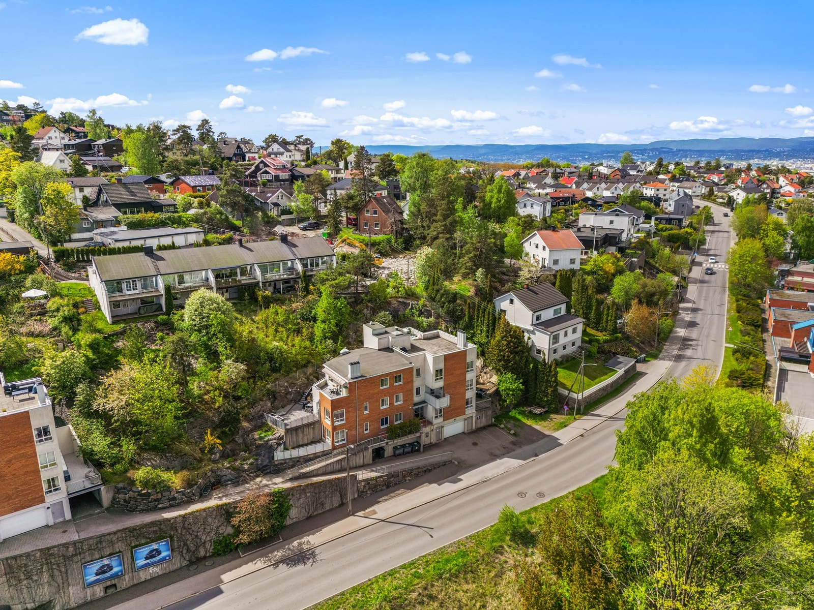 Boligblokken har en sentral beliggenhet på Ekeberg. Nærmeste T-bane stasjon er Ryen (3 minutter å gå) Galleribilde