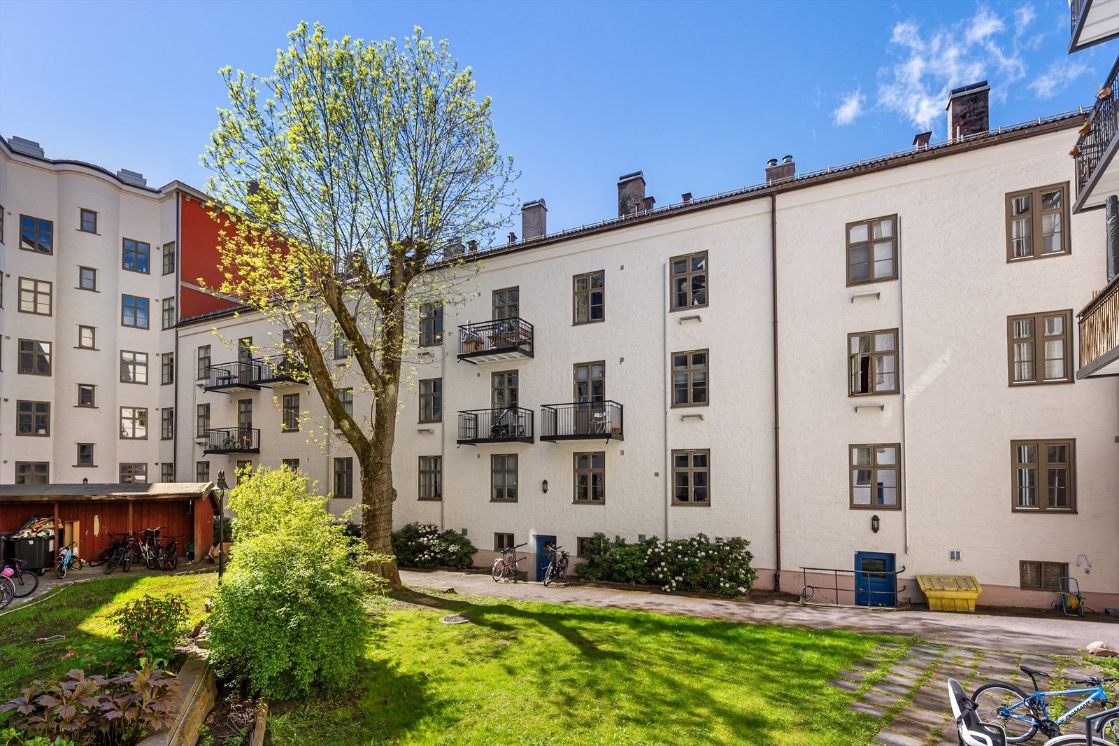 Sofies gate 25 har en hyggelig felles bakgård med grønn plen, busker og trær. Galleribilde