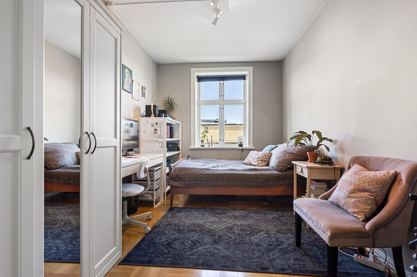 Den andre delen av stuen er også innredet som soverom. Her er det også innredet med seng, skrivepult, garderobe og annen møblering. Galleribilde