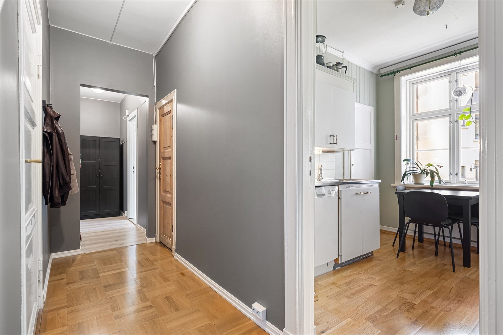 Det er også plass til et frokostbord innerst på kjøkkenet. Galleribilde